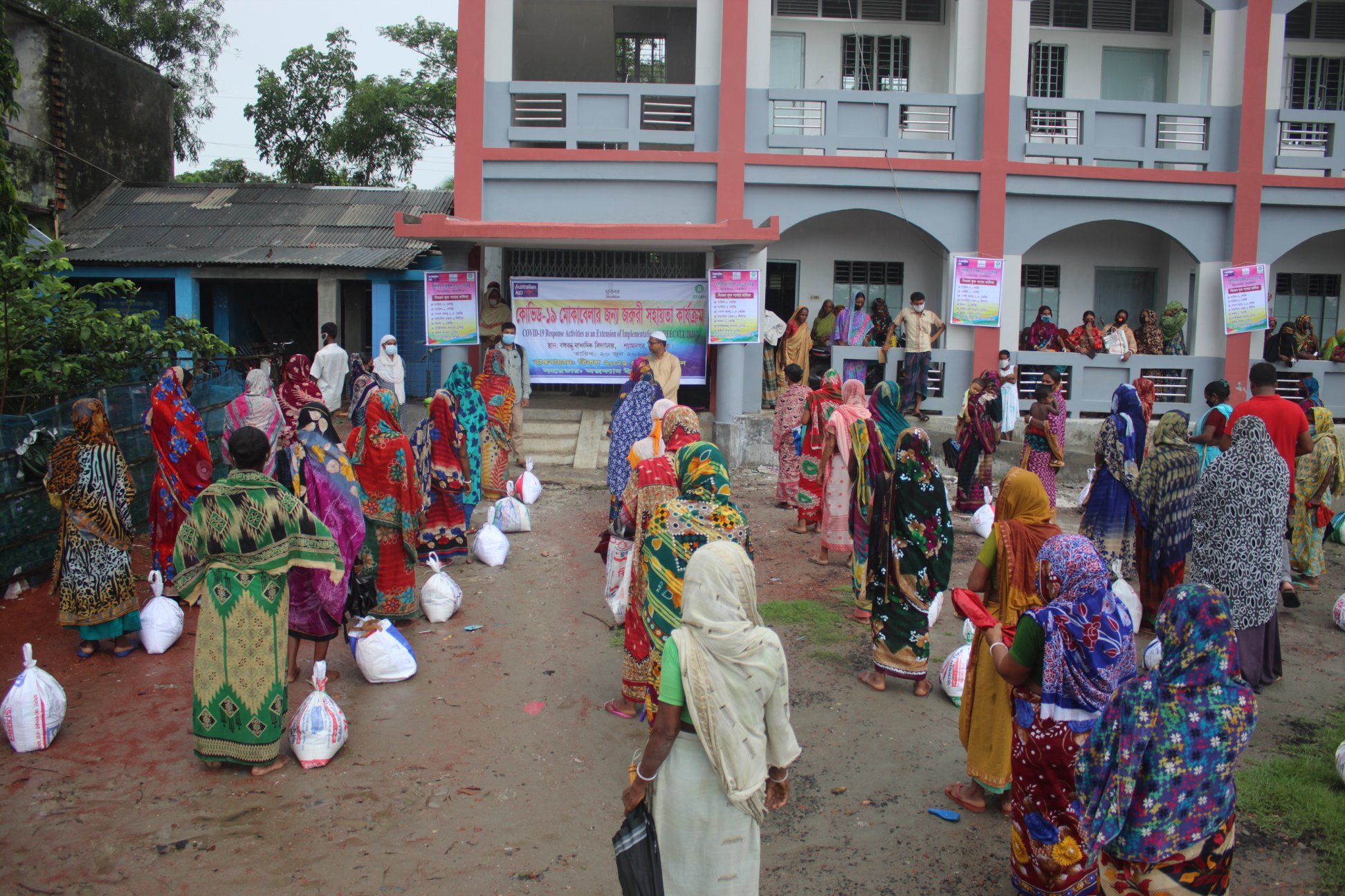 Apart from providing drinking water and hygiene kits, Oxfam staff and partners donned personal protection equipment and set out to distribute emergency rations of dry food in several of the hardest-hit areas.